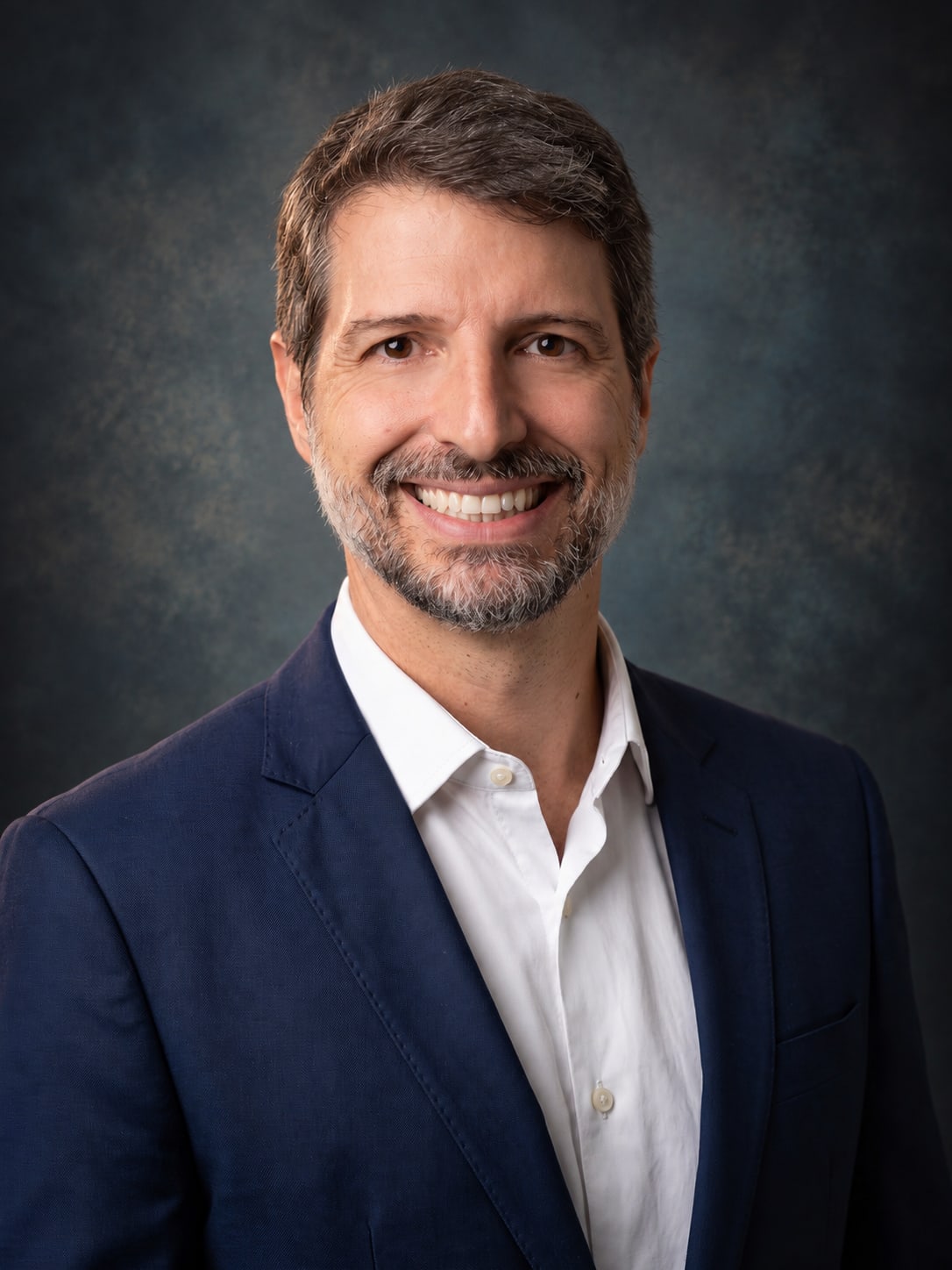 Dr. Luiz Fernando, cirurgião-dentista, de blazer azul-marinho e camisa branca